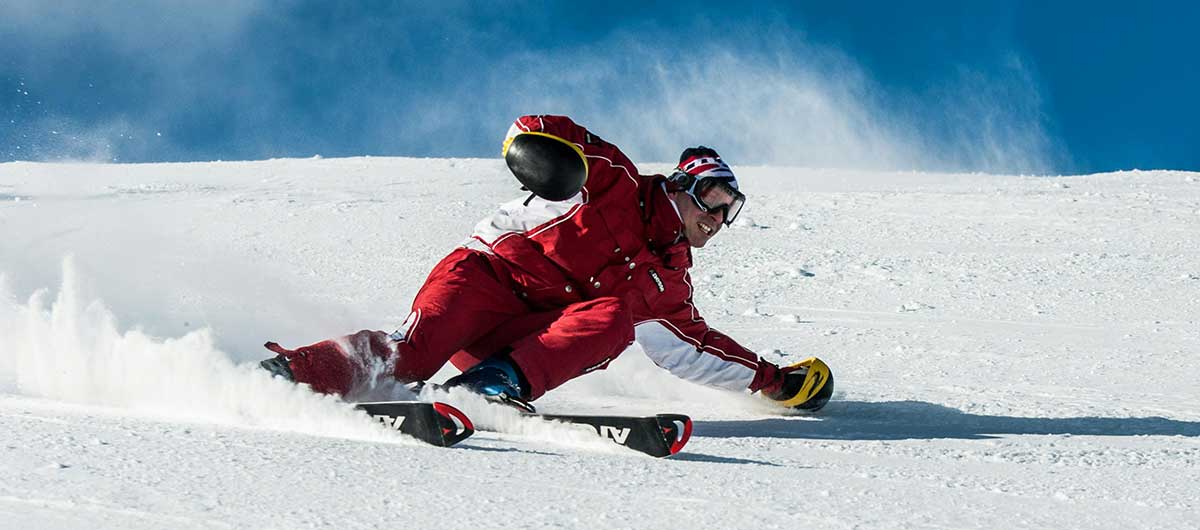 profilaktyka urazów sportowych, w tym sportów zimowych - narciarz na stoku